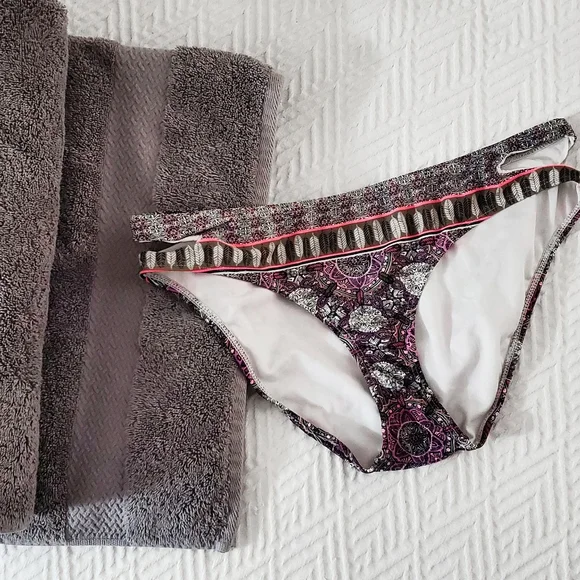 💚Free With Purchase- Low Rise Boho Print Cutout Bikini Bottom - Picture 5 of 12